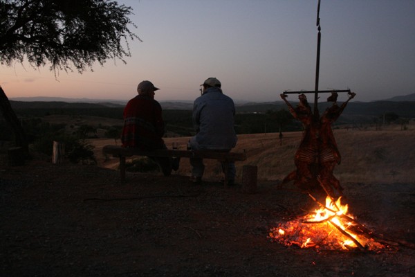 Foto de Sentados frente al fuego